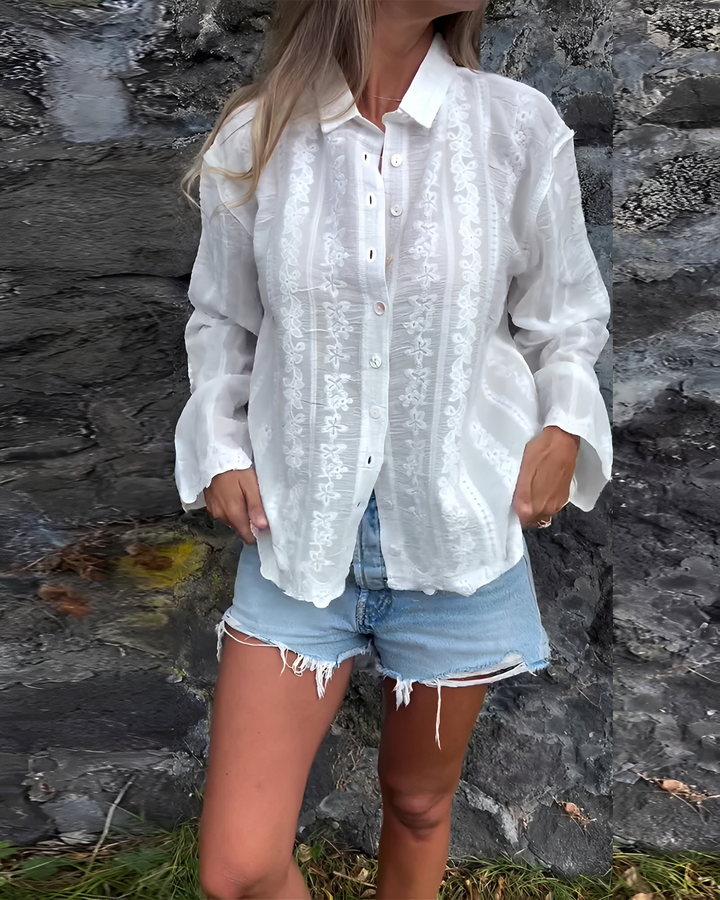 Camisa feminina bordada estilosa, ideal para o dia a dia. Blusa casual chique de verão com detalhes elegantes.