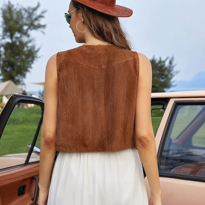 Mulher com colete feminino boho de franjas, estilo casual chique para o verão e primavera.