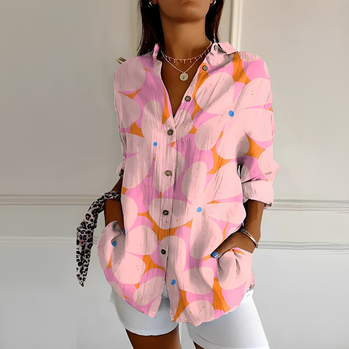 Blusa feminina Eleanor floral elegante, ideal para primavera e verão, com botões decorativos.