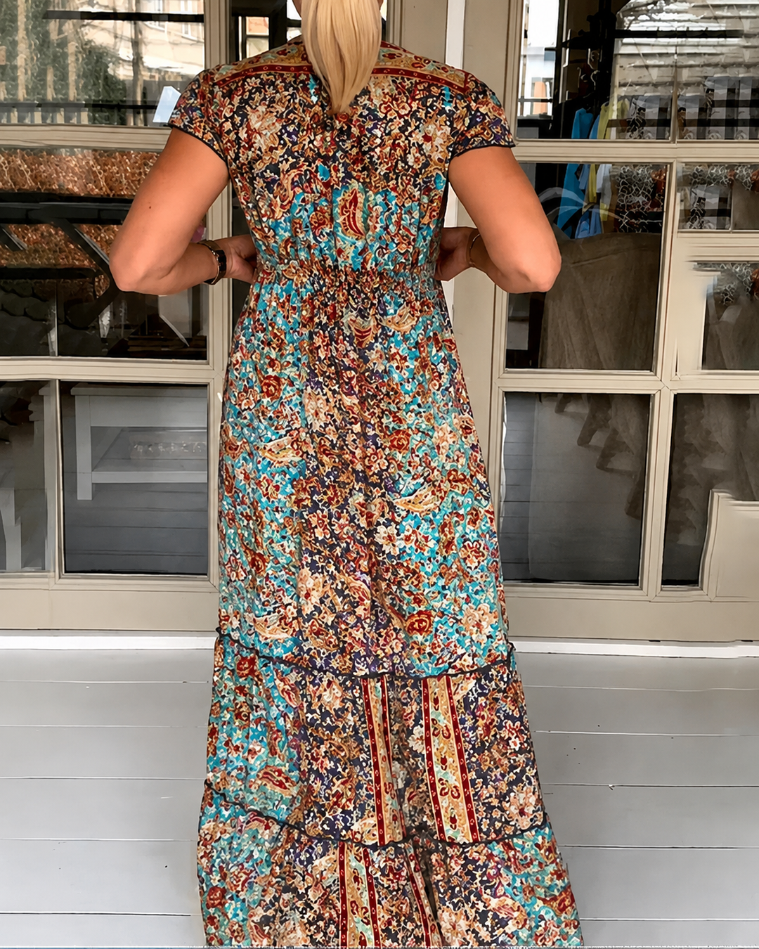 Vestido maxi feminino casual com estampa colorida e decote V, perfeito para moda praia e looks de verão.