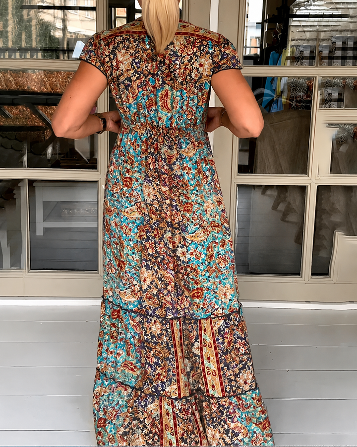 Vestido maxi feminino casual com estampa colorida e decote V, perfeito para moda praia e looks de verão.