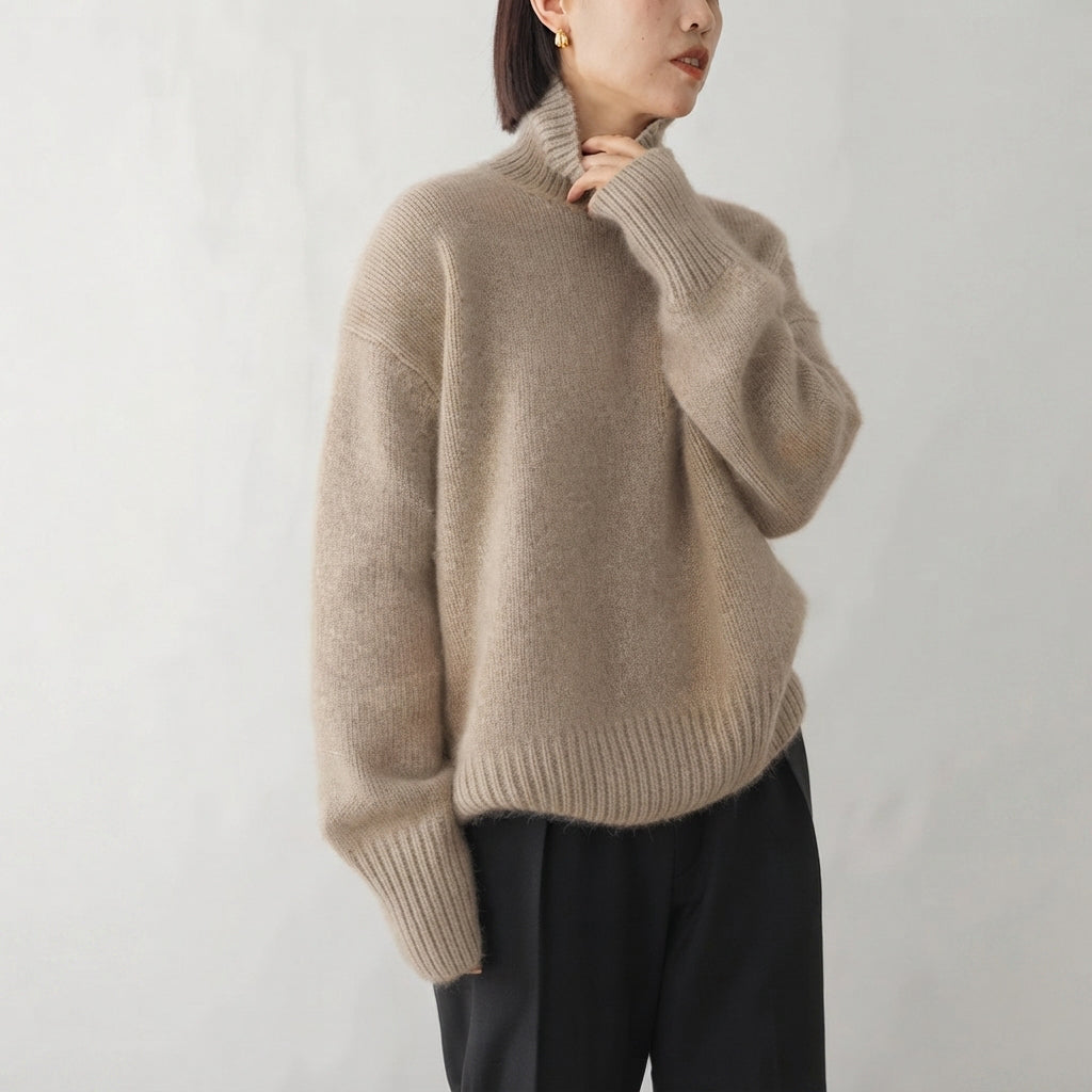 Suéter feminino casual de gola alta, em tricot. Roupa feminina versátil e elegante para outono e inverno.
