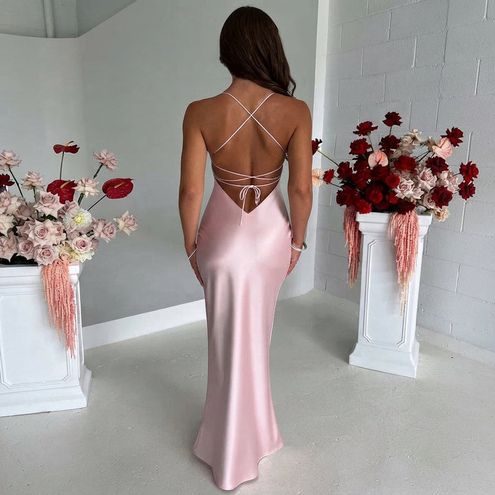 Vestido feminino maxi rosa brilhante com tecido luxuoso para festa. Design elegante, longo e ajustado para evento de verão.