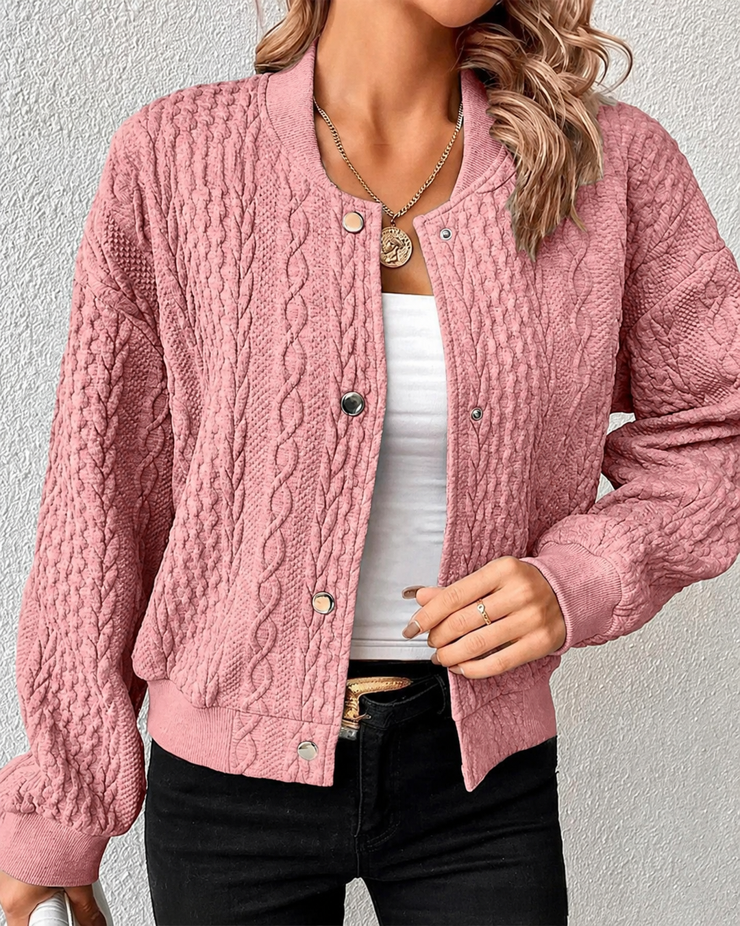 Cardigan feminino confortável com botões, ideal para qualquer estação e ocasião, peça essencial no guarda-roupa.