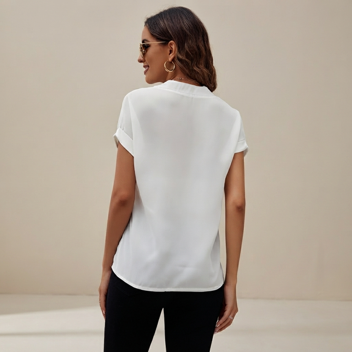 Blusa feminina branca com decote V moderno, perfeita para look de verão, moda feminina casual.