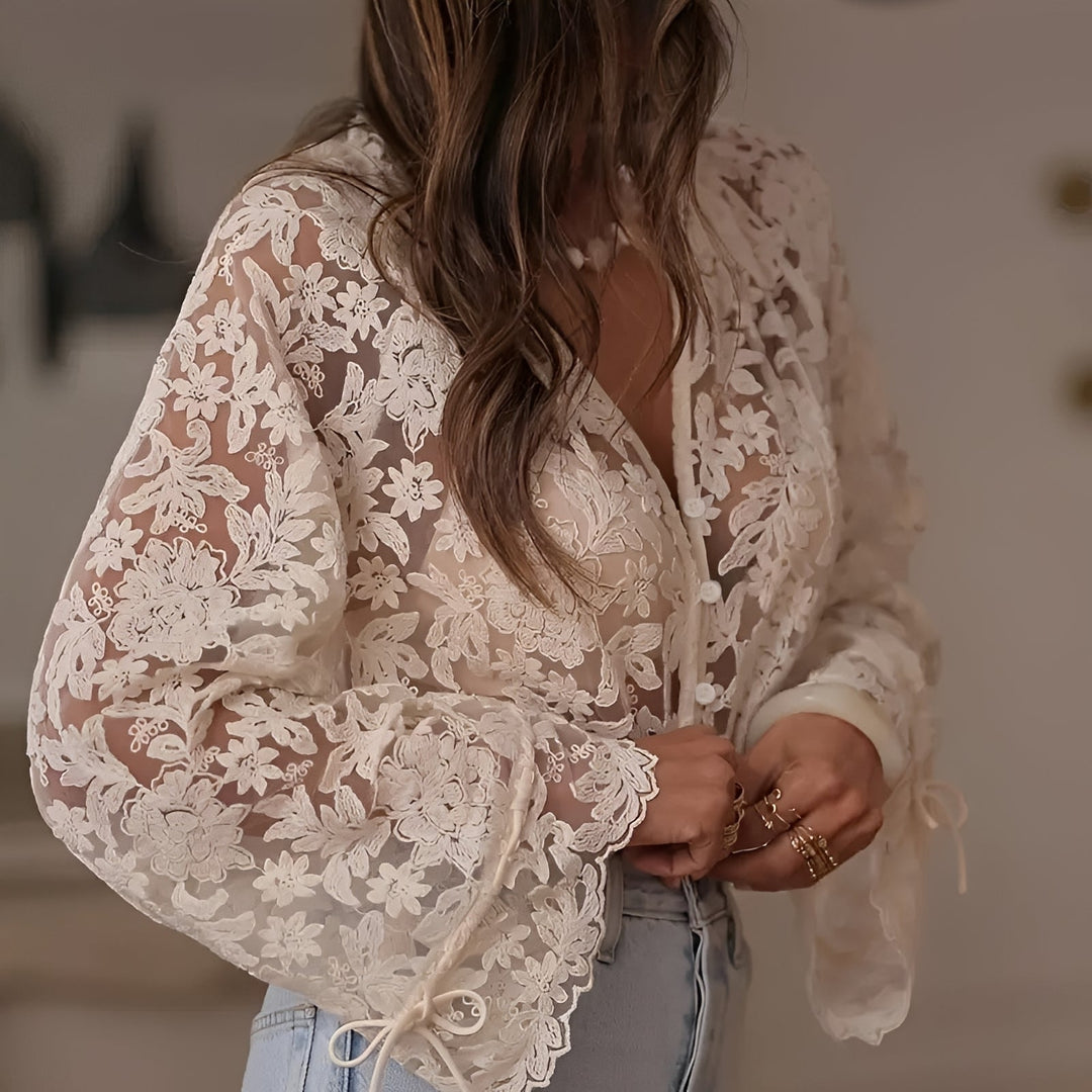 Blusa feminina floral bordada estilosa, perfeita para o verão casual com toque elegante e conforto.