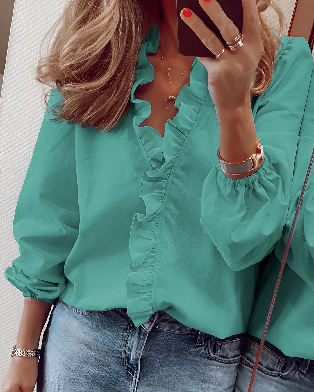 Blusa estilo camisa feminina com babados, peça elegante para moda verão e primavera. Look versátil e atual.