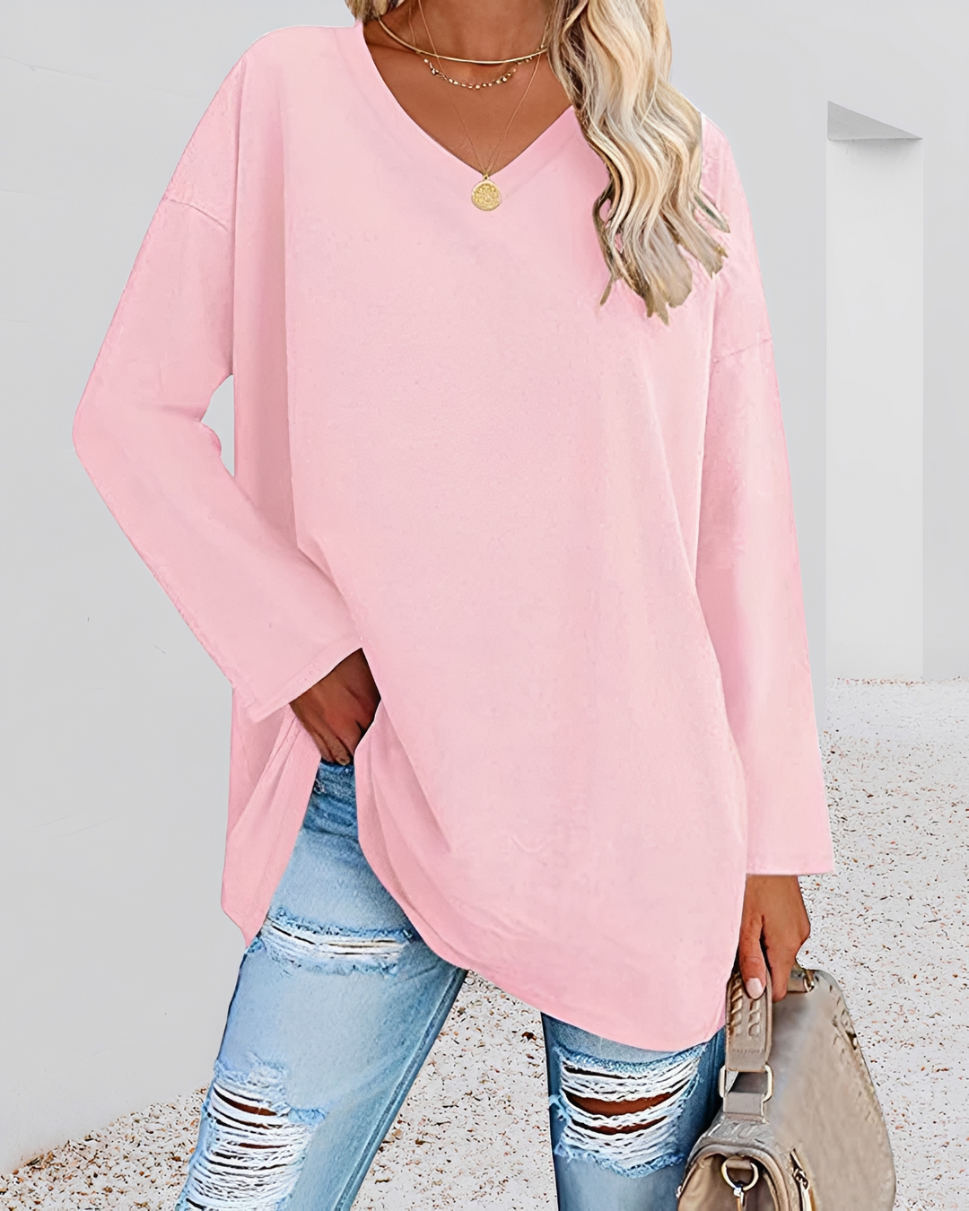 Camisa solta feminina, decote V, que oferece conforto e elegância. Essencial para moda feminina moderna.