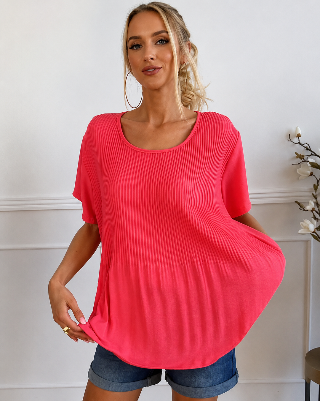 Detalhe da blusa plissada feminina. Tecido leve, decote redondo. Elegante e versátil para a moda de verão.