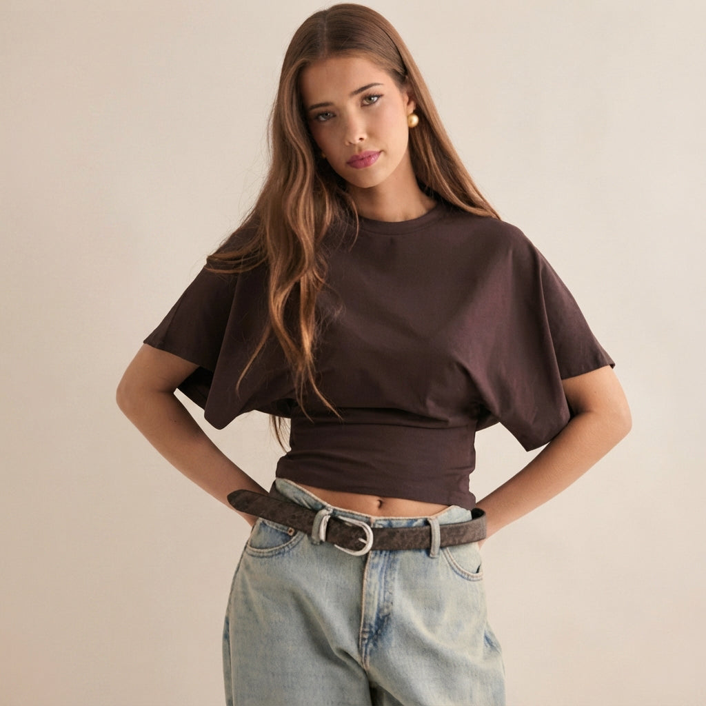Camiseta feminina versátil e confortável, manga curta. Caimento solto para estilo casual e diário.