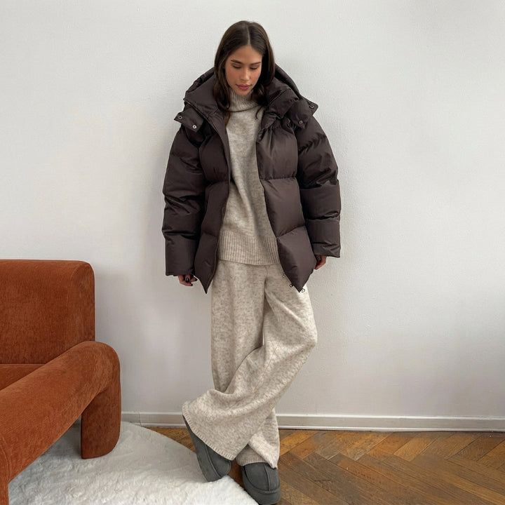 Jaqueta feminina de inverno com capuz, perfeita para conforto e estilo nos dias frios.