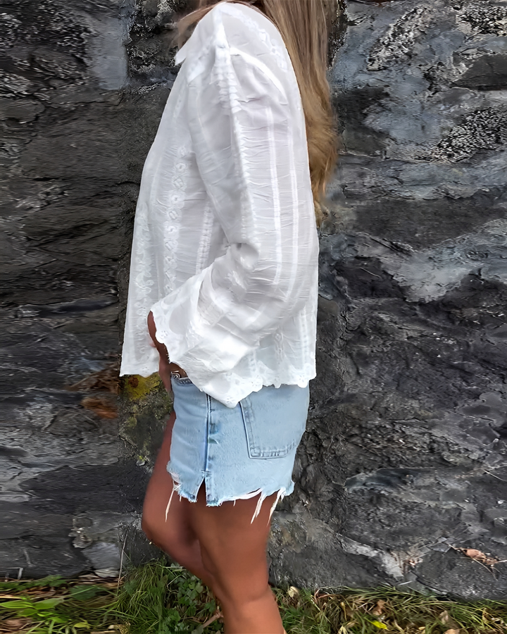 Roupa de verão: Camisa feminina bordada, um top casual chique e estiloso. Blusa para o dia a dia com detalhes de verão.
