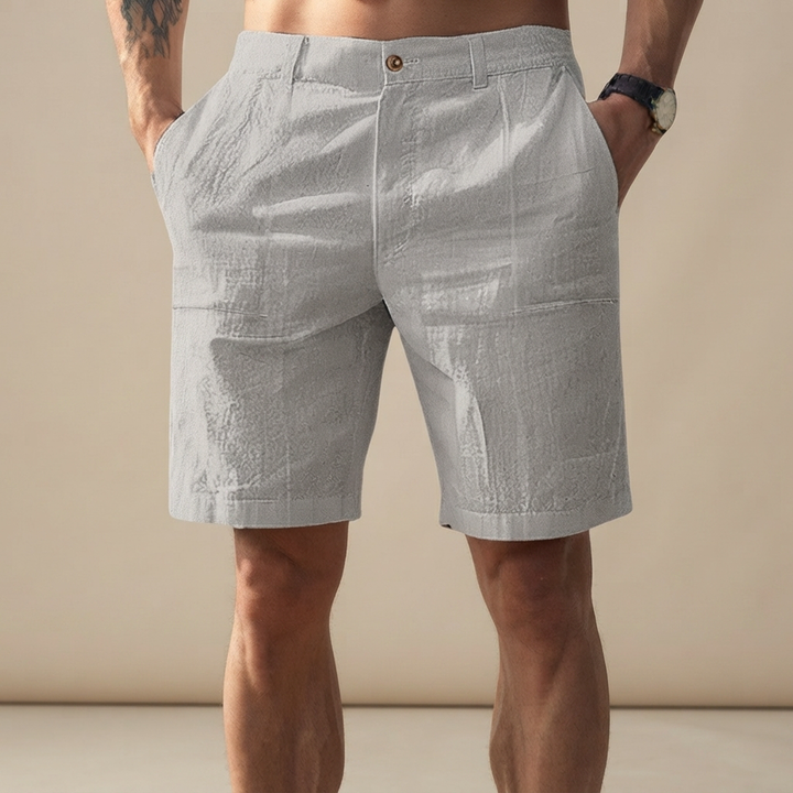 Homem usando shorts masculinos casuais retos para conforto. Bermuda versátil de moda verão para o dia a dia.