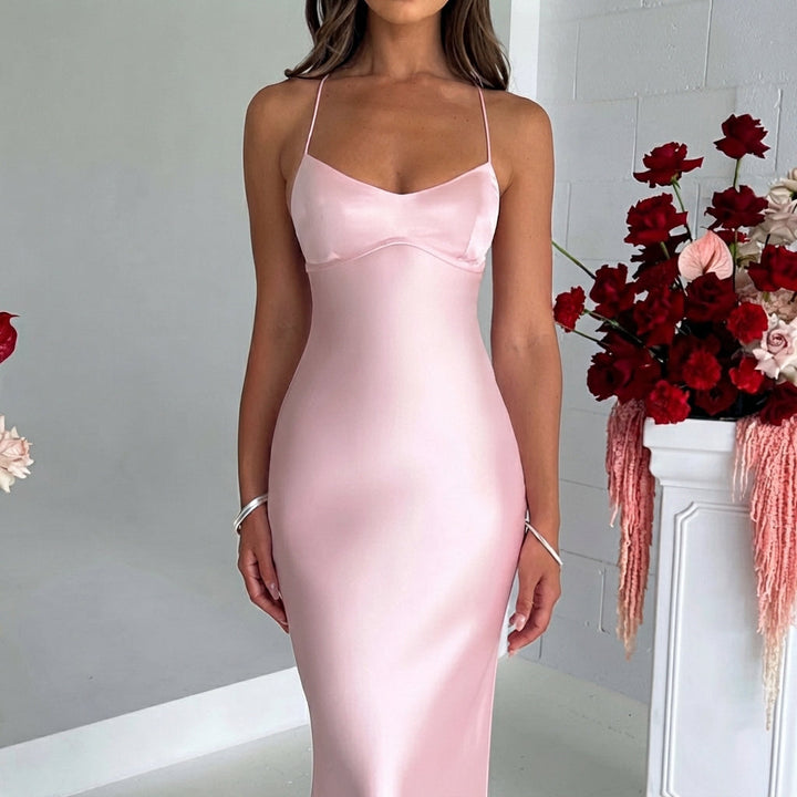 Maxi vestido rosa brilhante feminino, ideal para festas de verão. Peça elegante, longa e ajustada, perfeita para celebrar.