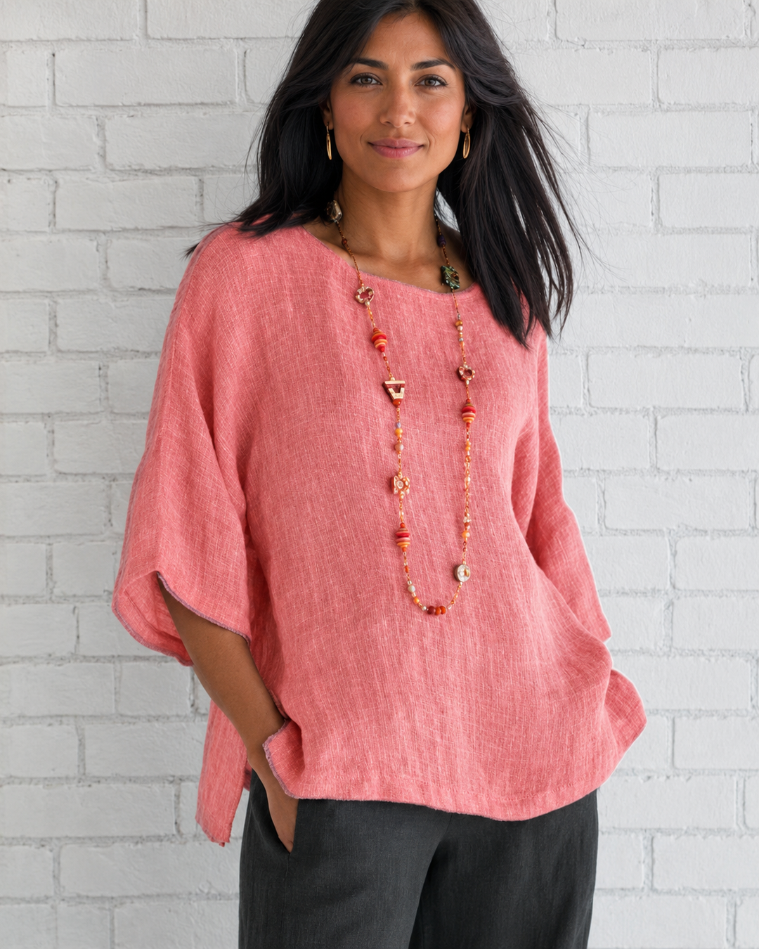 Blusa feminina elegante de gola redonda. Manga 3/4, perfeita para looks casuais e versáteis de primavera e verão.