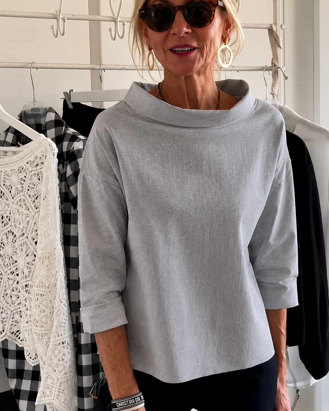 Blusa feminina solta para conforto diário. Design estilosa com decote colarinho, ideal para qualquer ocasião.