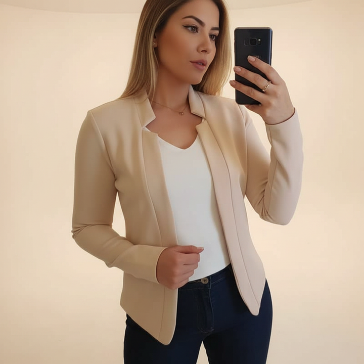 Blazer feminino clássico elegante para um look chique. Perfeito para roupa de escritório ou casual. Moda versátil e moderna.