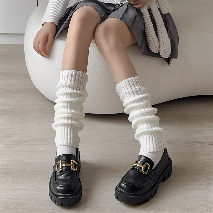 Meias casuais femininas Marjory cinza, ideais para conforto diário. Perfeitas para outono/inverno, combinam com looks.