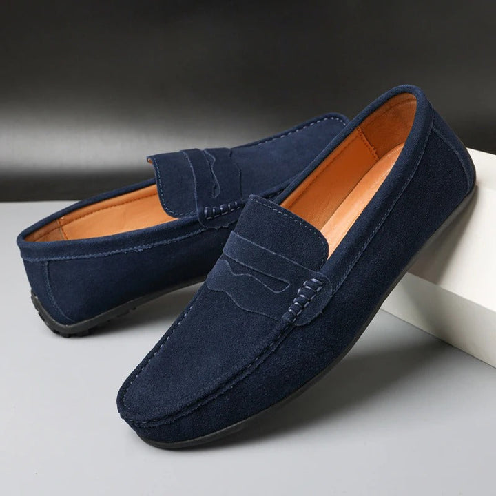 Mocassins masculinos clássicos de couro marrom, ideais para estilo elegante e conforto superior no verão e outono.
