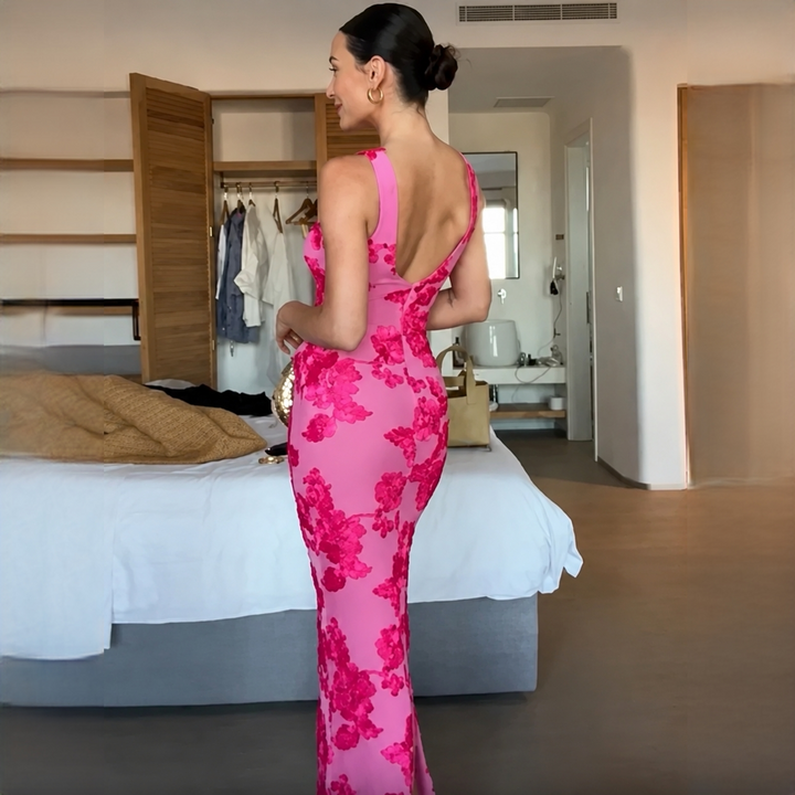 Vestido feminino de verão, modelo maxi e sofisticado, ótimo para noites quentes e festas de ocasião especial.