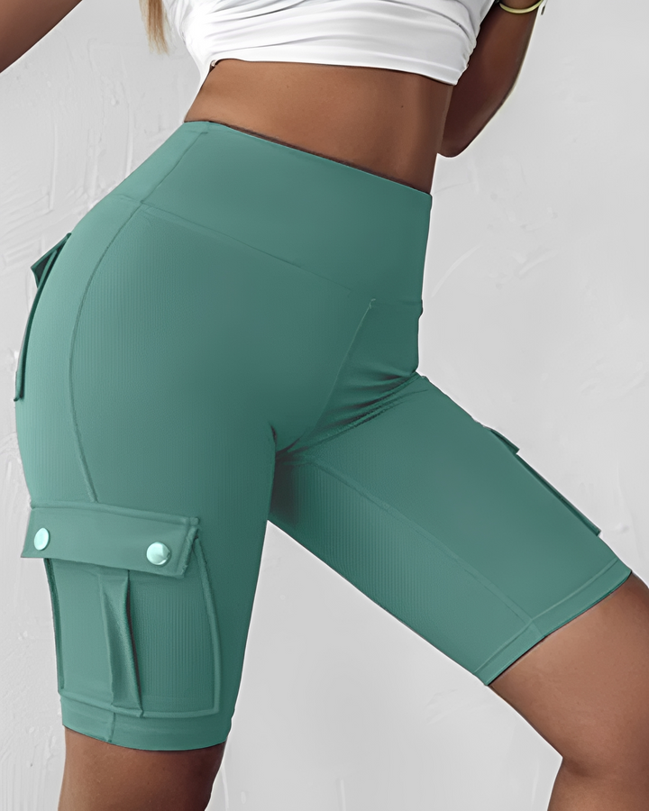 Short feminino confortável de cintura alta, peça essencial para o verão. Estilo casual moderno e roupa feminina.