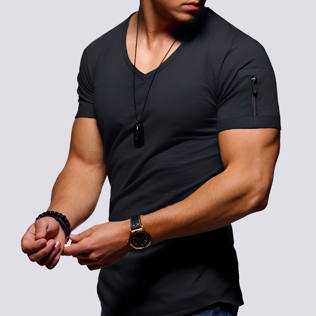 Camiseta masculina com decote em V, corte slim fit. Um item essencial moderno para a moda casual e de verão.