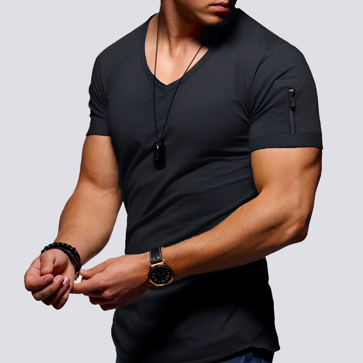 Camiseta masculina com decote em V, corte slim fit. Um item essencial moderno para a moda casual e de verão.