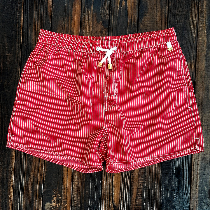 Moda praia masculina: calções de secagem rápida, ideais para o verão na praia e piscina. Estilo desportivo e funcional.