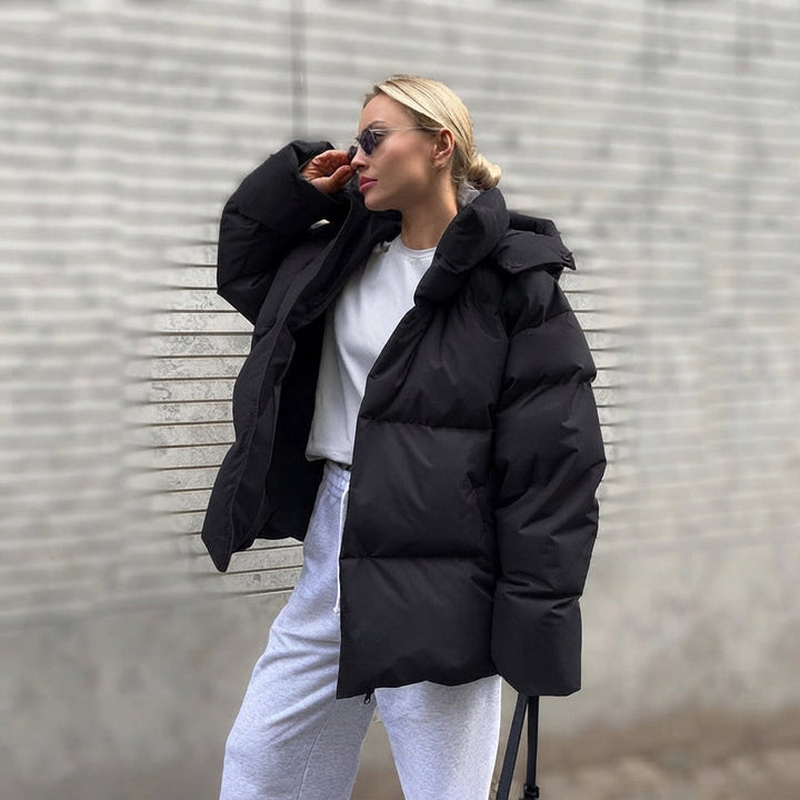 Casaco feminino elegante com capuz, ideal para o frio e para manter-se aquecida no inverno.