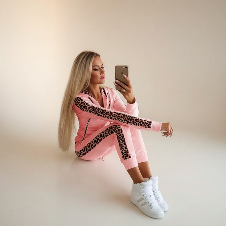 Conjunto jogger feminino, jaqueta com zíper e calças. Ideal para moda verão e looks coordenados e modernos.