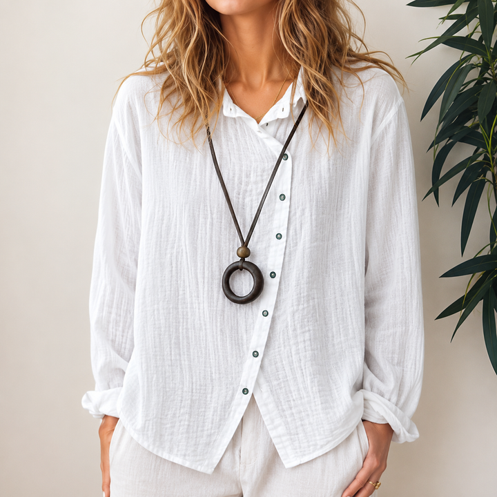 Blusa feminina com botões e manga longa, essencial para um guarda-roupa casual e versátil.
