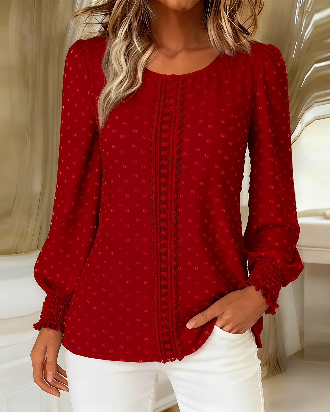 Blusa feminina moderna com babados, mangas bufantes e estilo chic. Perfeita para um look elegante e colorido.