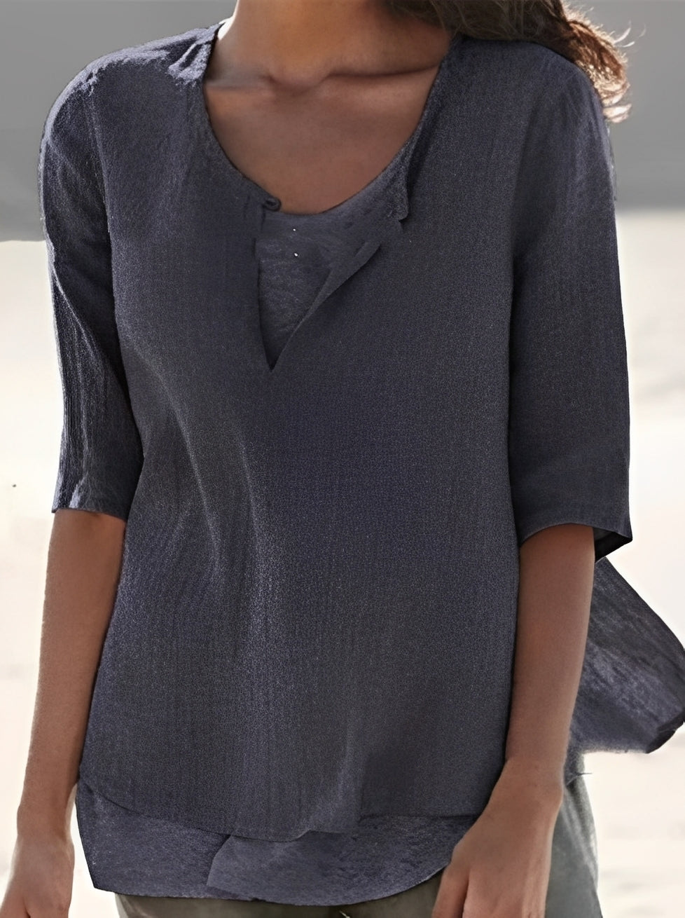 Blusa feminina versátil com camadas elegantes. Disponível em diversas cores e tamanhos grandes. Conforto e estilo.