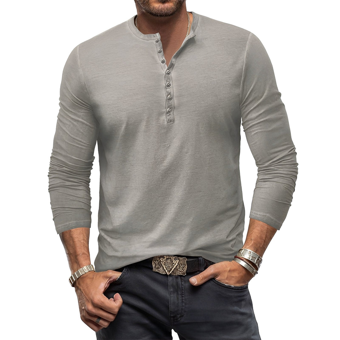 Camisa masculina clássica e clean, essencial para guarda-roupa masculino com estilo e conforto.