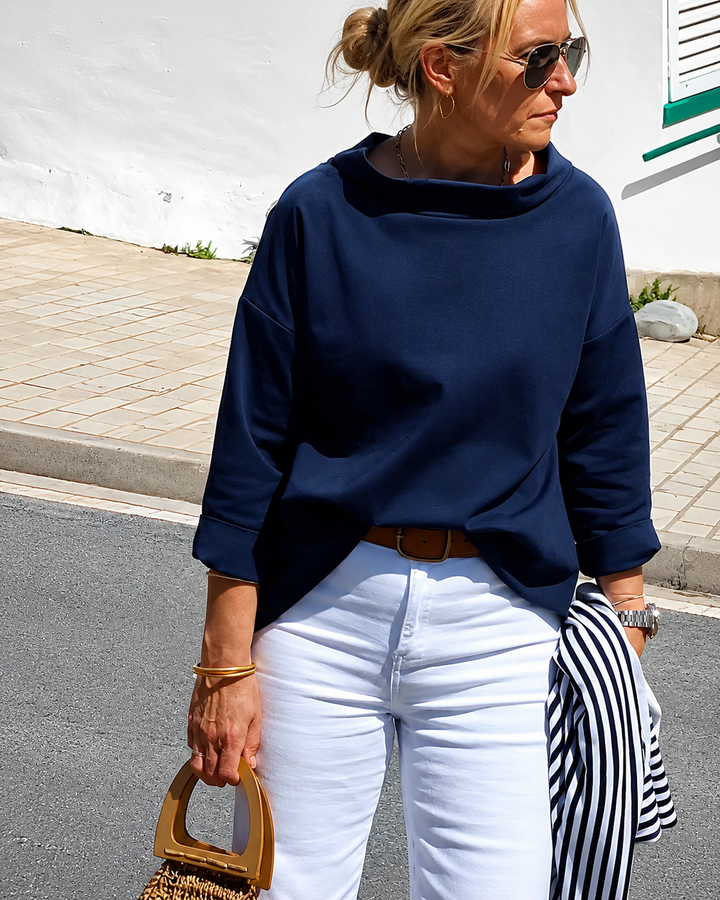 Blusa feminina versátil de moda verão. Estilosa, solta e com decote para conforto. Tendência casual elegante.