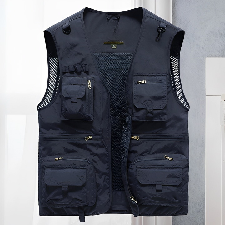 Colete masculino de verão com design prático e múltiplos bolsos para organização de itens em viagens, pesca e atividades outdoor.