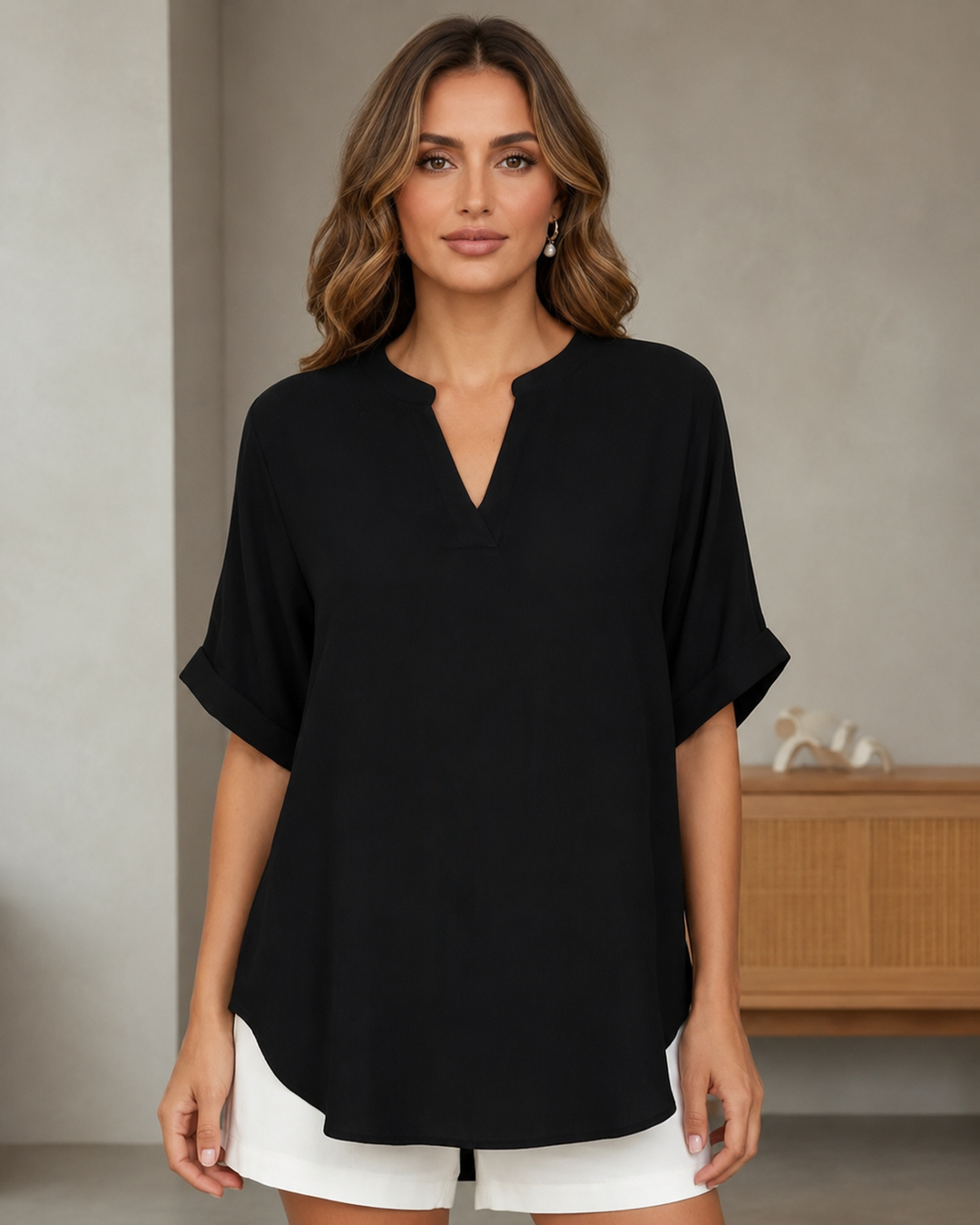 Top feminino solto com decote em V, blusa casual elegante para diversas ocasiões de verão.