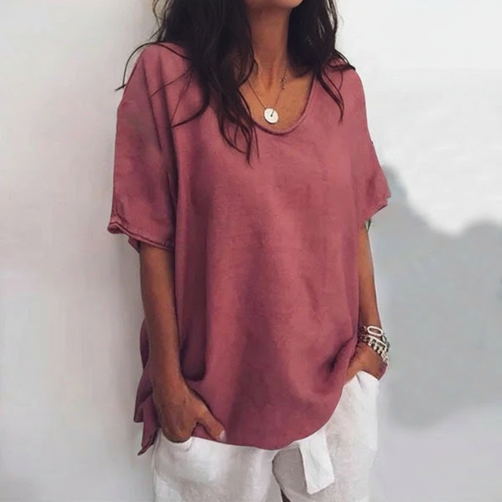 Modelo Aurora: camiseta feminina casual com gola redonda, perfeita para looks de verão.