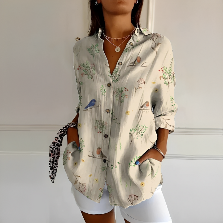 Blusa feminina Eleanor versátil, padrão floral, perfeita para look casual ou de trabalho na primavera.