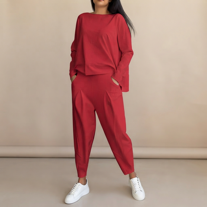Conjunto feminino confortável e elegante para o verão. Blusa gola redonda e calças soltas, moda casual chic.
