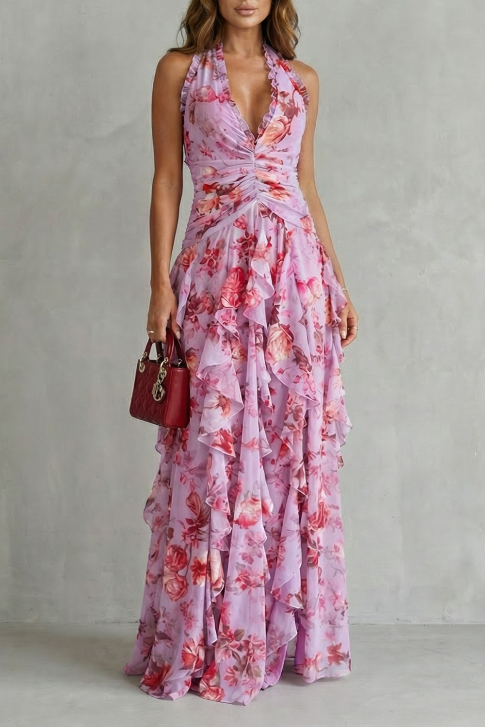 Vestido maxi feminino romântico com estampa de rosas vibrantes e decote halter elegante para celebrações de verão.