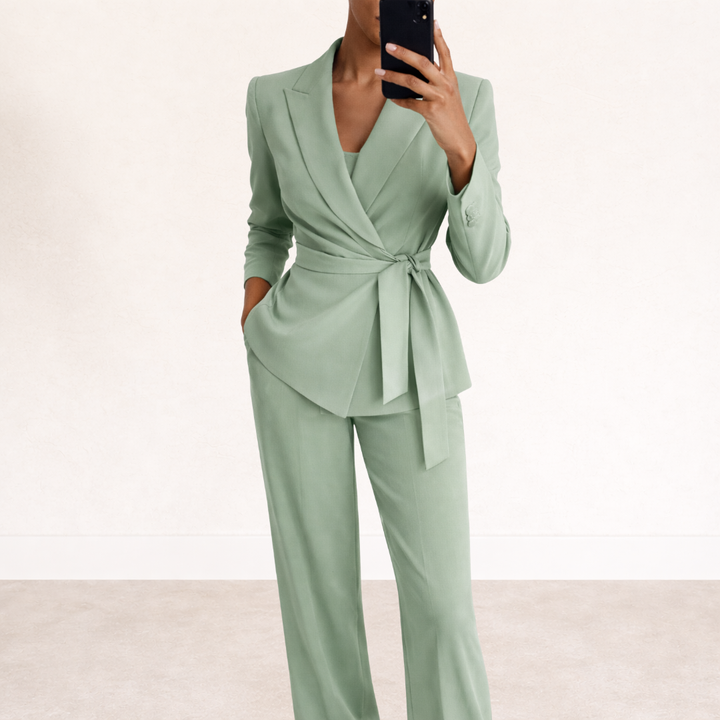Fato feminino elegante de duas peças. Conjunto versátil com blazer e calças largas, ideal para moda formal e casual chic.