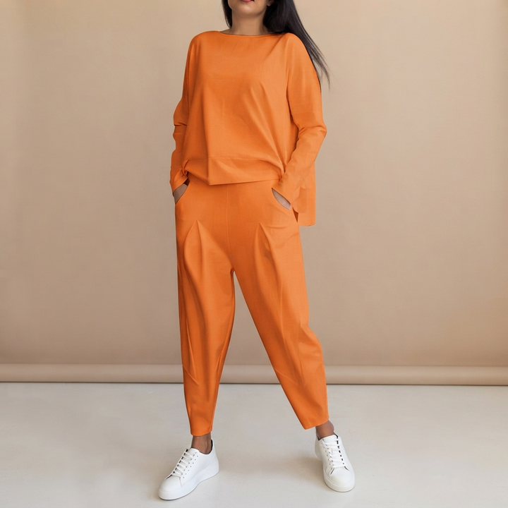 Conjunto feminino versátil: blusa gola redonda e calças soltas. Roupa casual elegante para o verão.