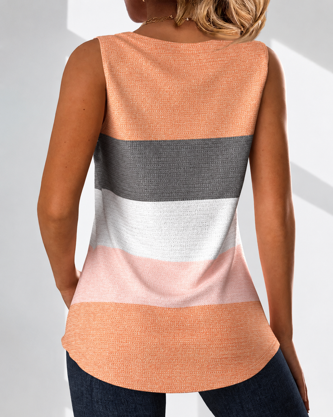 Blusa casual feminina sem mangas, plissada e listrada para o verão. Estilo leve e confortável.