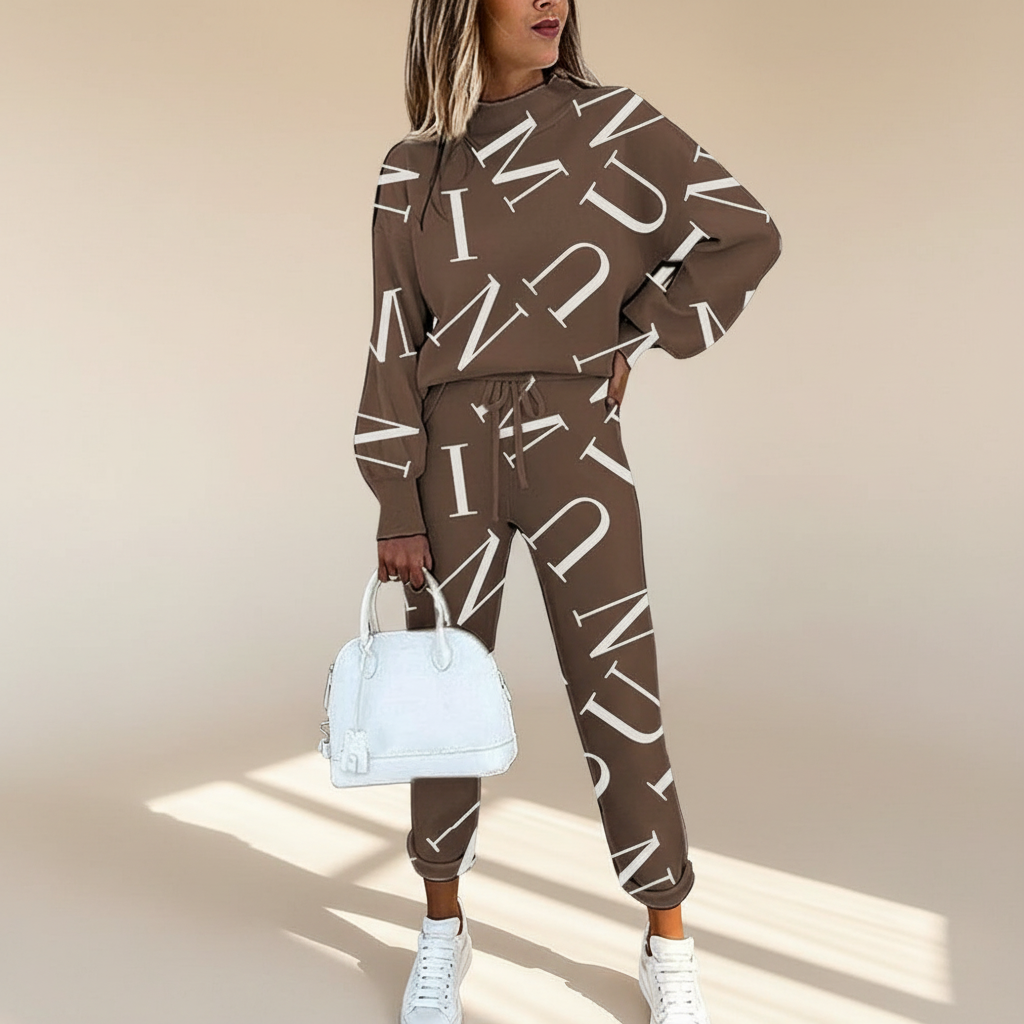 Conjunto feminino estampado para o verão, com calças casuais e blusa leve, perfeito para dias quentes e lazer.