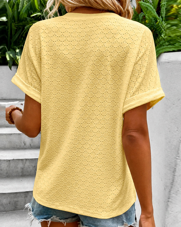 Blusa feminina versátil com decote V e botões, ideal para primavera verão, unindo conforto e estilo.