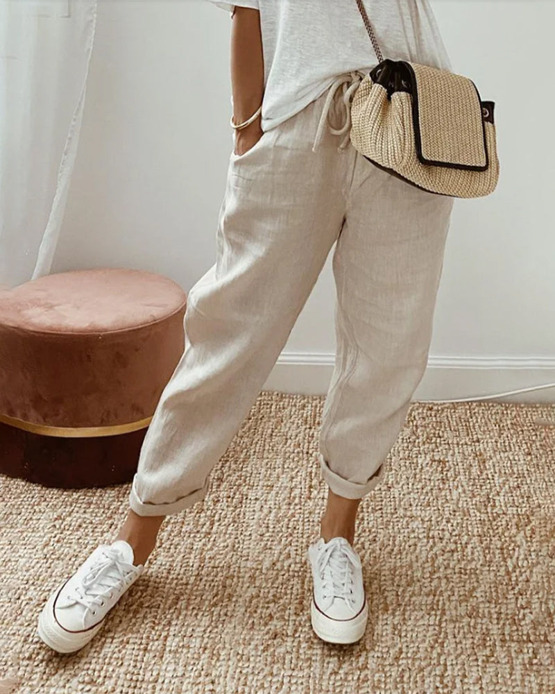 Modelo usando Calças Mel femininas listradas de verão, roupa versátil para casual ou trabalho.