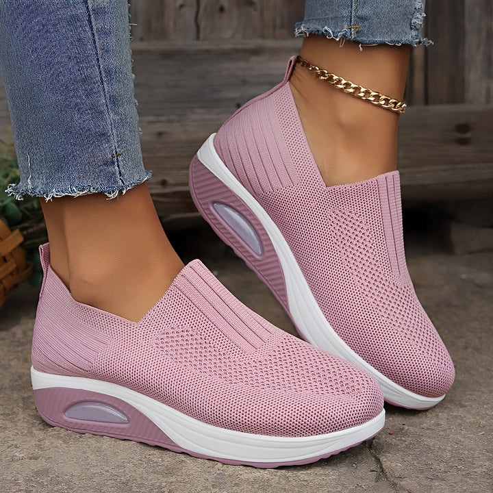 Calçado feminino casual de verão. Sapatos respiráveis e confortáveis com suporte para moda feminina e dia a dia.