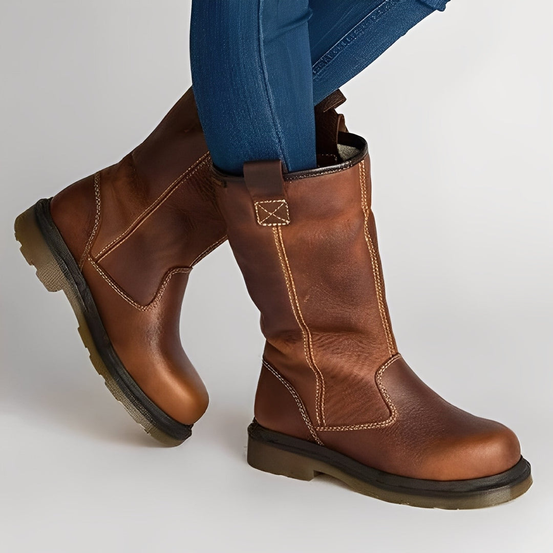 Par de botas femininas de inverno, marrom. Sapatos femininos elegantes e confortáveis, ideais para o estilo de inverno.