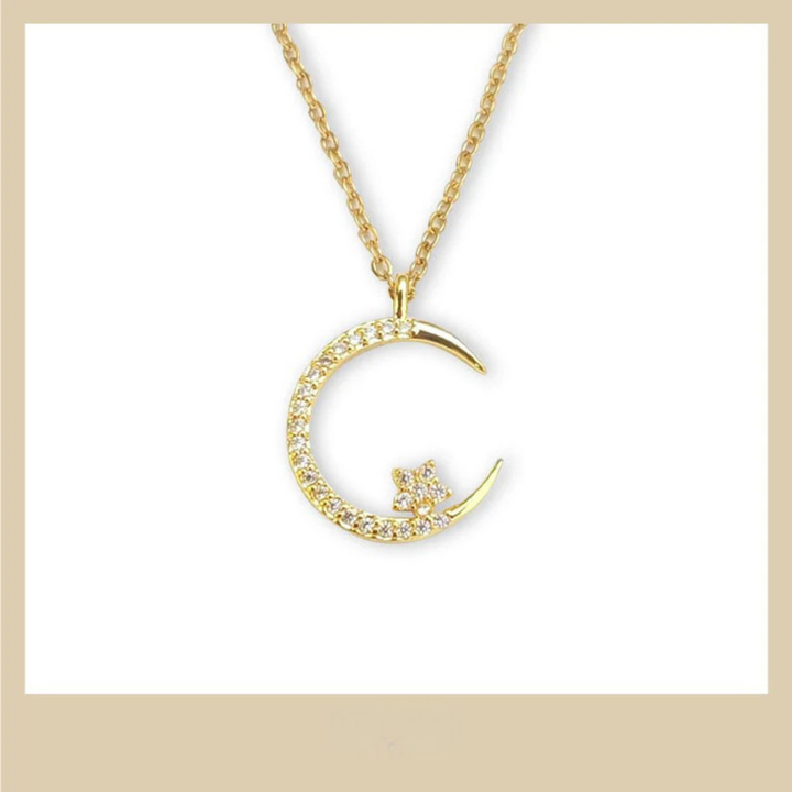 Colar feminino ajustável com pingente de estrela e lua em cobre, adornado com zircônias.